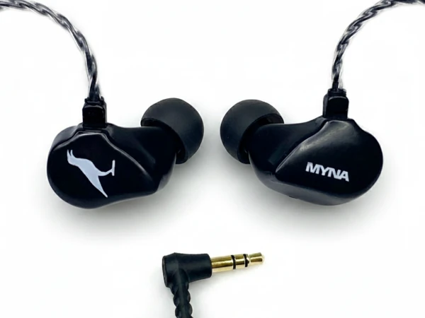 Myna UM770 universal-fit IEMs